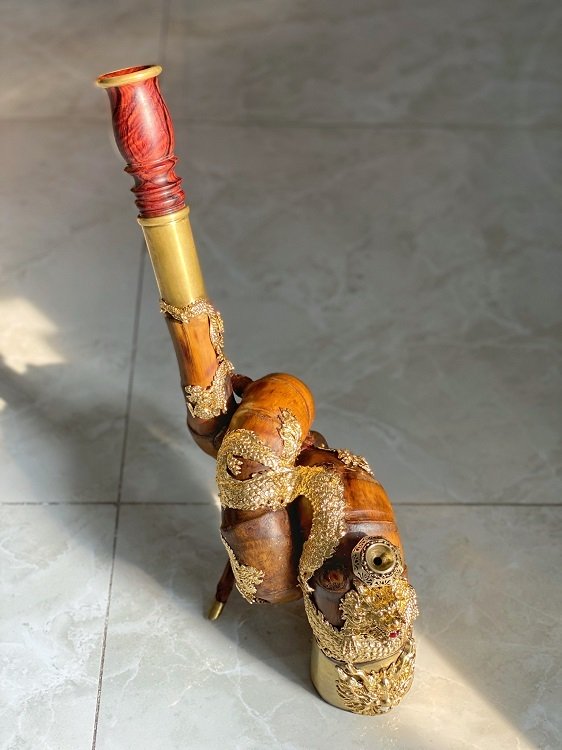 Chiếc điếu cày dát vàng 9999, đại gia có tiền cũng không mua đư | Tin tức Online