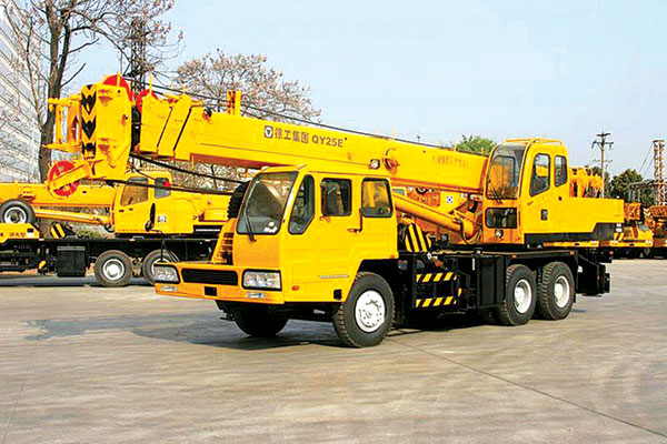 Doanh nghiệp nhập khẩu cần trục bánh lốp kêu cứu