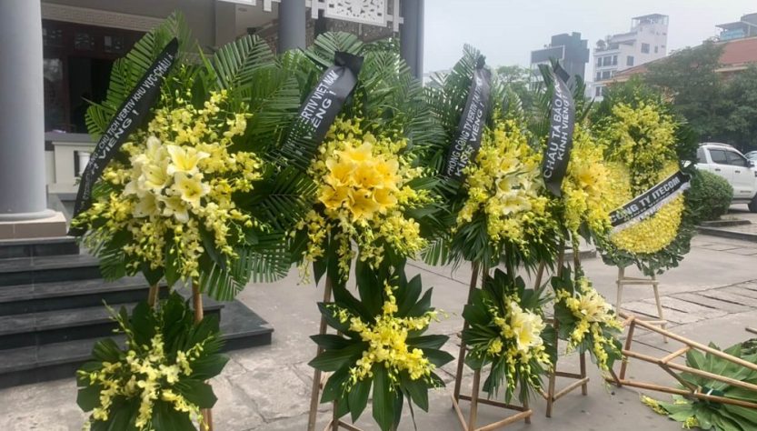 Nằm mơ thấy vòng hoa đám ma là điềm gì? Đánh con gì?