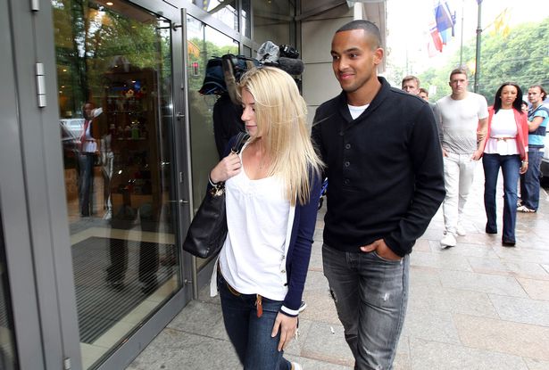 Vẻ đẹp giản dị nhưng hút hồn cánh mày râu của vợ Walcott | Bóng Đá