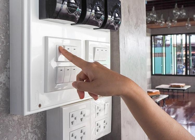 Kiểm tra công tắc, kết nối của các thiết bị điện tử