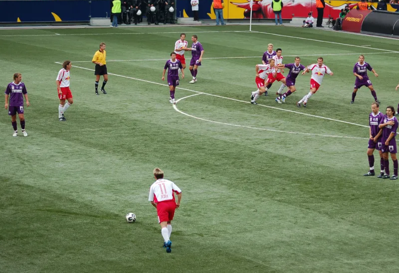 Đá phạt nhanh là gì? Quy tắc đá phạt nhanh theo quy định của FIFA