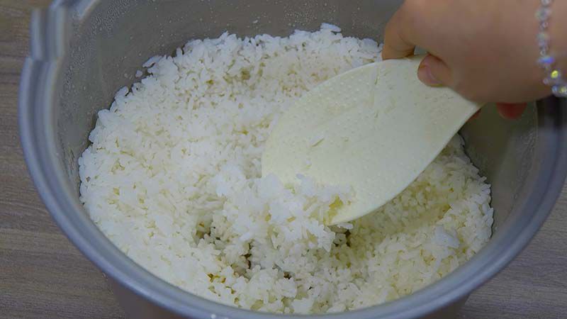 Làm thế nào để cho gà ăn cơm thừa hiệu quả?