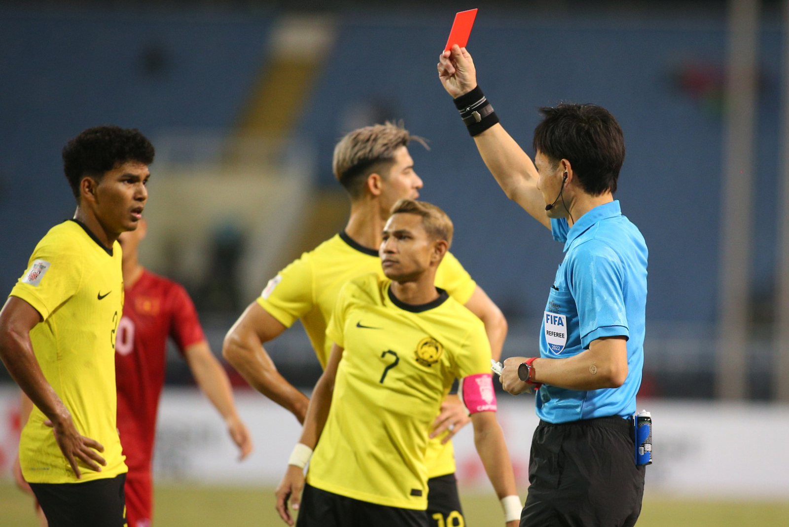 Thẻ đỏ gián tiếp trong bóng đá là gì? Ý nghĩa và ứng dụng của thẻ đỏ