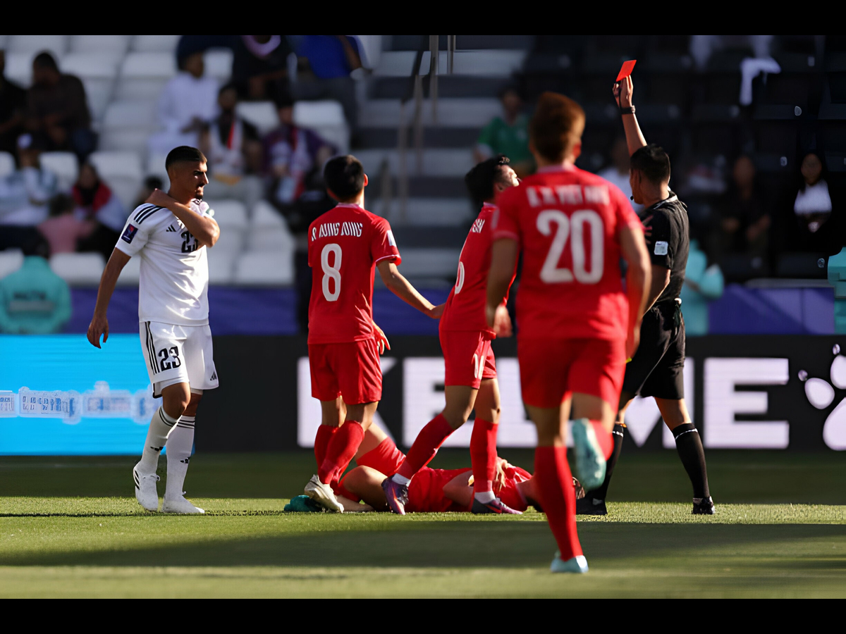 Thẻ đỏ gián tiếp trong bóng đá là gì? Ý nghĩa và ứng dụng của thẻ đỏ