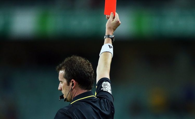 Trong bóng đá có những loại thẻ phạt nào? Khi nào nên sử dụng? 3 Thẻ phạt trong bóng đá gồm những loại nào? Khi nào sử dụng?