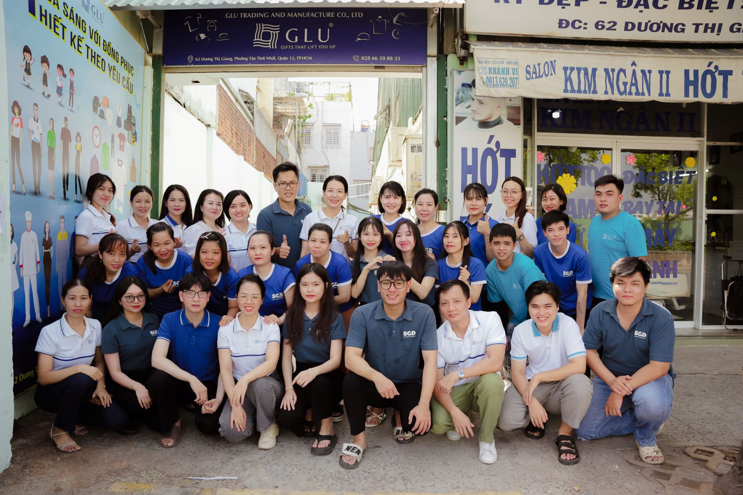 Nhân viên mặc đồng phục Sài Gòn