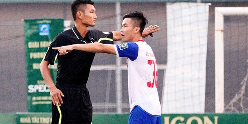 Bóng đá điều khiển 5 cầu thủ trên sân bóng cỏ nhân tạo