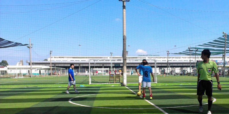 Bóng đá điều khiển 5 cầu thủ trên sân bóng cỏ nhân tạo