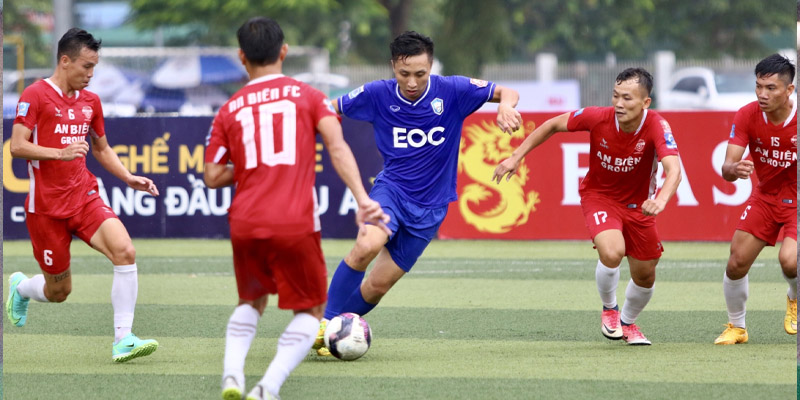 Bóng đá điều khiển 5 cầu thủ trên sân bóng cỏ nhân tạo