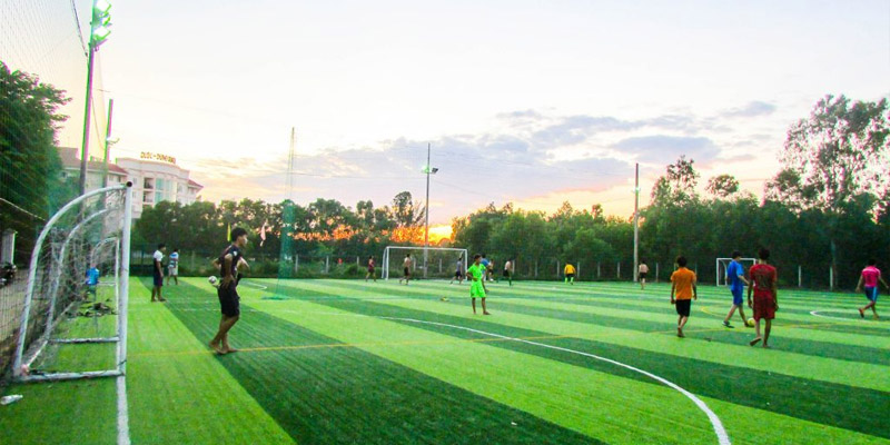 Bóng đá điều khiển 5 cầu thủ trên sân bóng cỏ nhân tạo