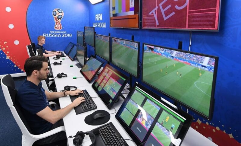 Công nghệ VAR là gì? VAR hoạt động như thế nào trong bóng đá