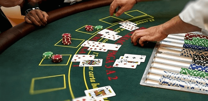 Phân biệt poker và poker? Ưu nhược điểm của 2 loại game đánh bài