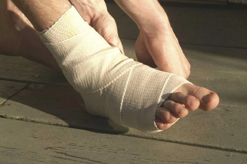 Hướng dẫn quấn cổ chân đúng cách khi xoay - Dược sĩ FPT Long Châu