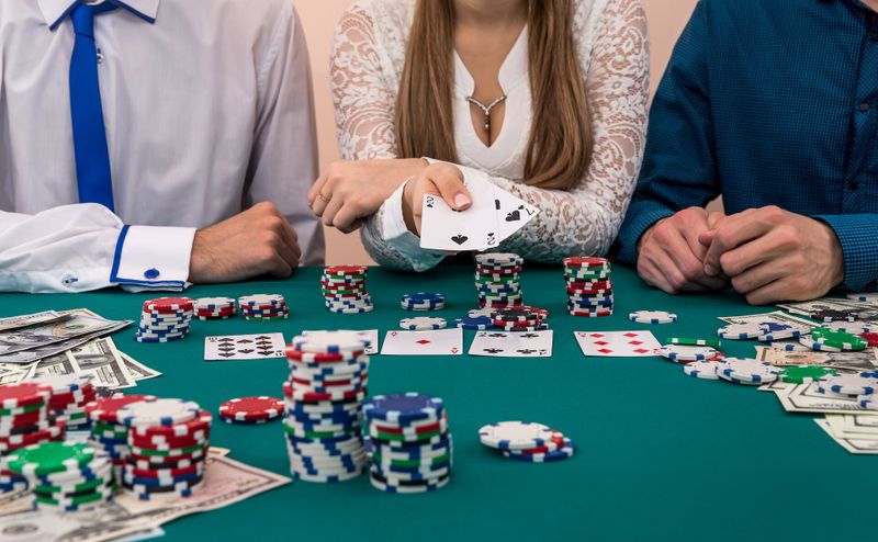 Chiến lược cam kết Pot trong Poker - Tối đa hóa phần thưởng và quản lý rủi ro