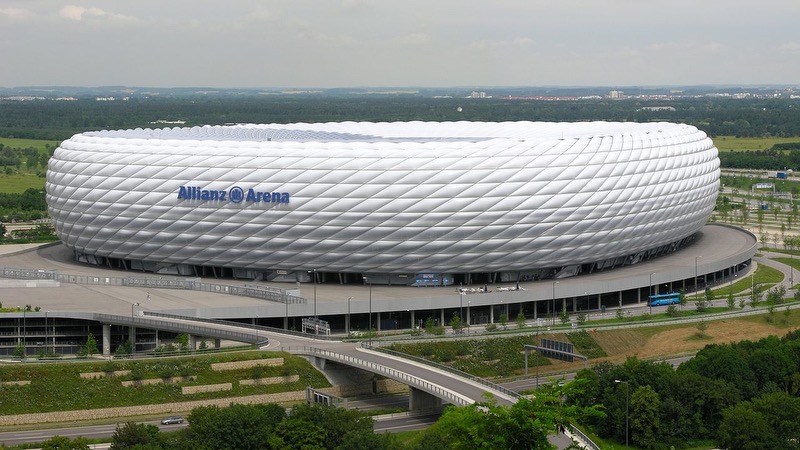 Allianz Arena – Tắc kè hoa bóng đá