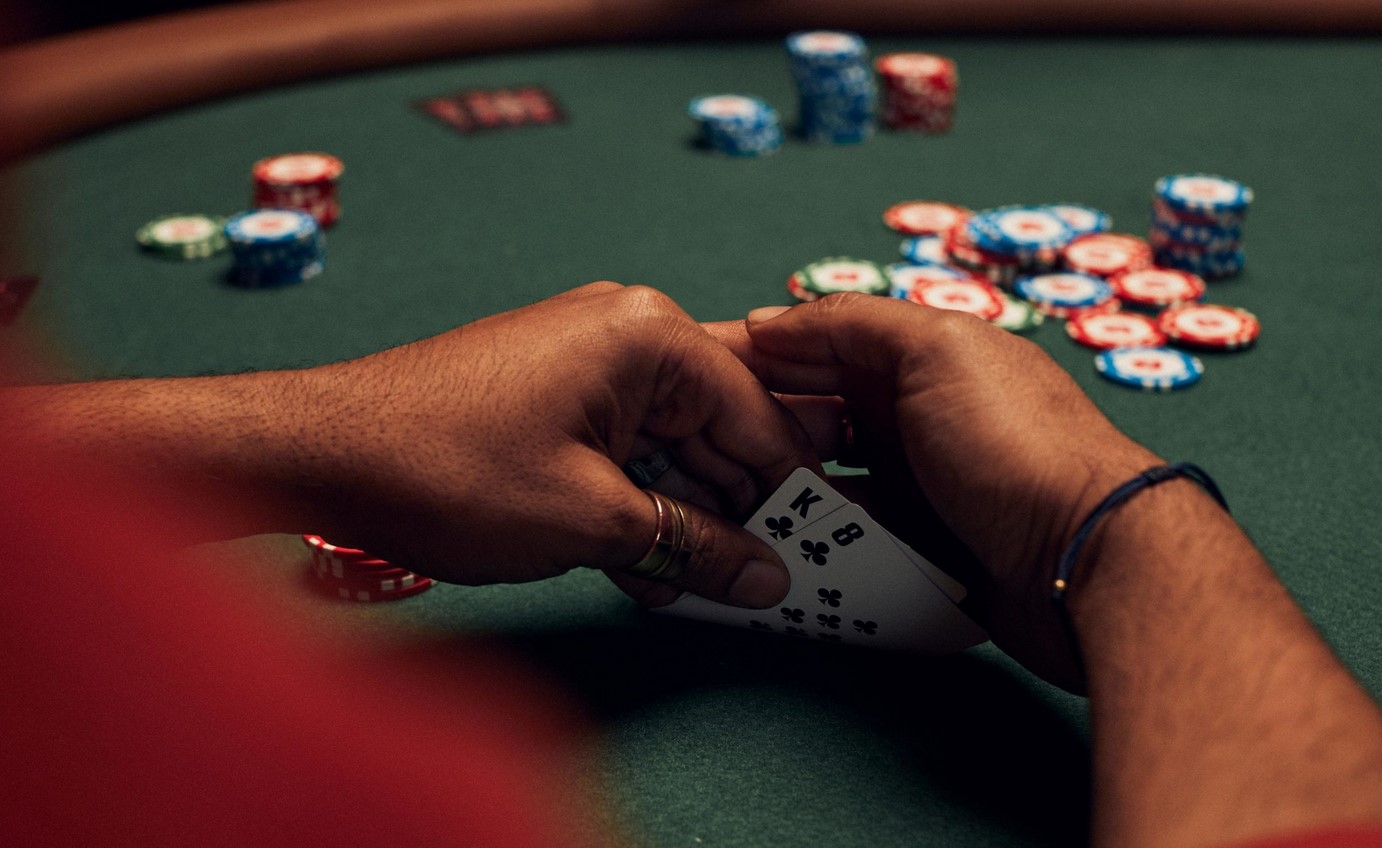 Poker Bluff là gì: định nghĩa, mẹo và cách lừa gạt đối thủ của bạn