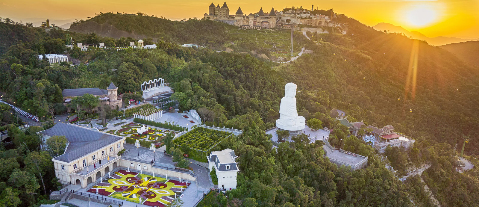 Cảnh hoàng hôn lãng mạn ở chùa Linh Ứng Bà Nà (Nguồn: Internet)