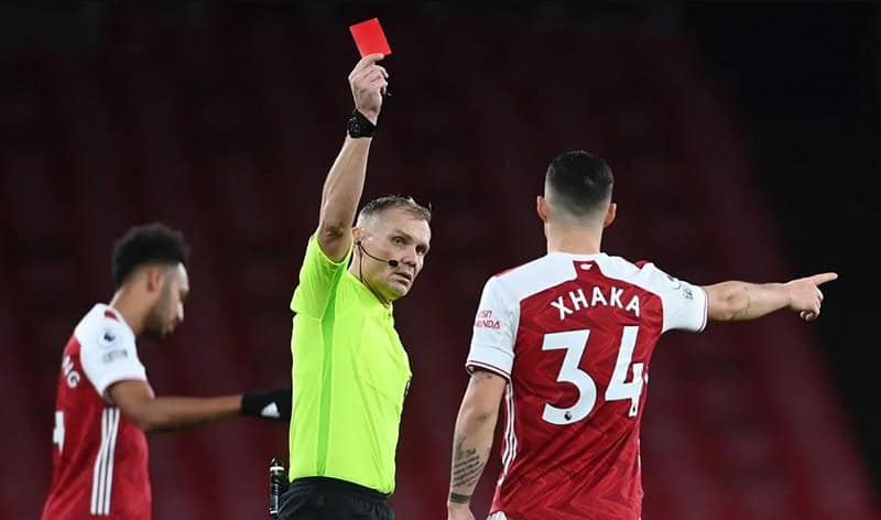 Tìm hiểu xem một cầu thủ nhận thẻ đỏ đã bị treo giò bao nhiêu trận?