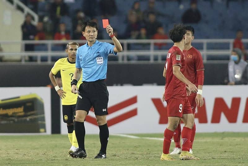 Tìm hiểu xem một cầu thủ nhận thẻ đỏ đã bị treo giò bao nhiêu trận?