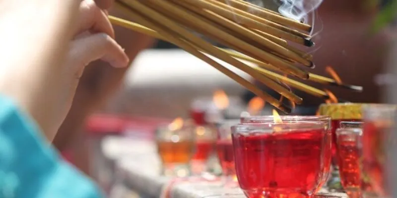 Giải quyết bằng cách thực hiện lễ cúng cầu may