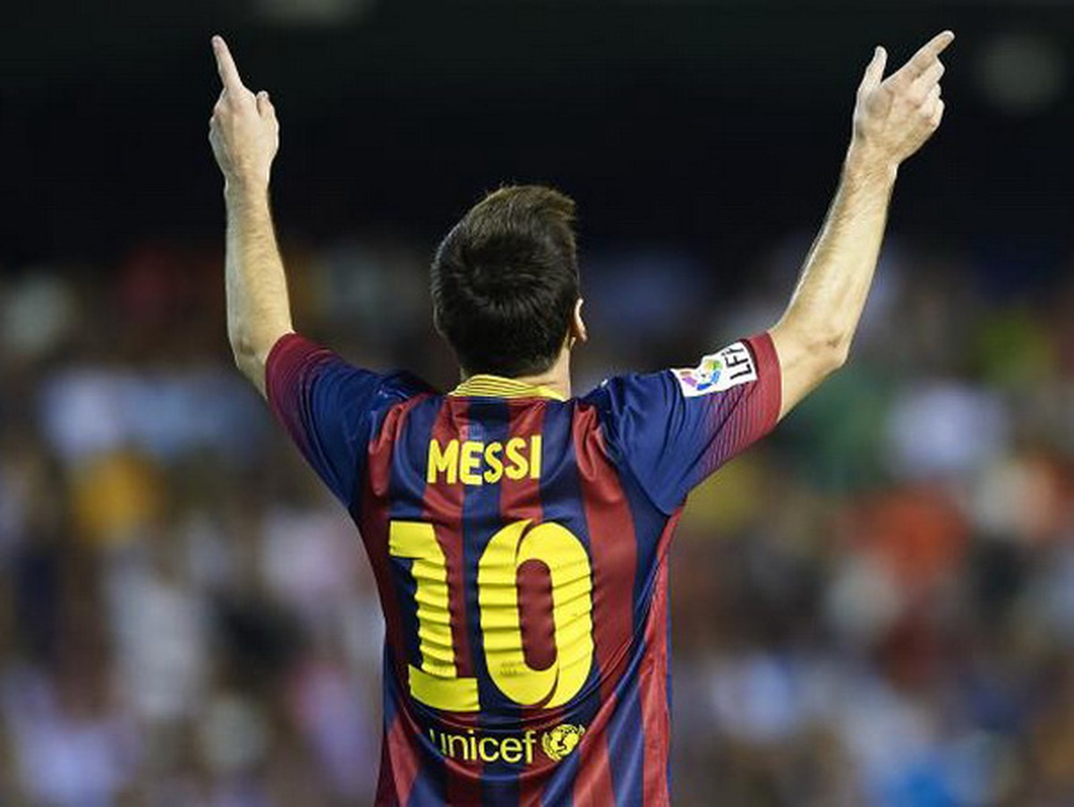 Messi đã trở thành số 9 "giả" huyền thoại như thế nào?