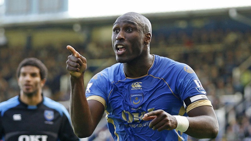 Nhưng khi đang ở đỉnh cao phong độ, cầu thủ Sol Campbell bất ngờ rời Pháo thủ.