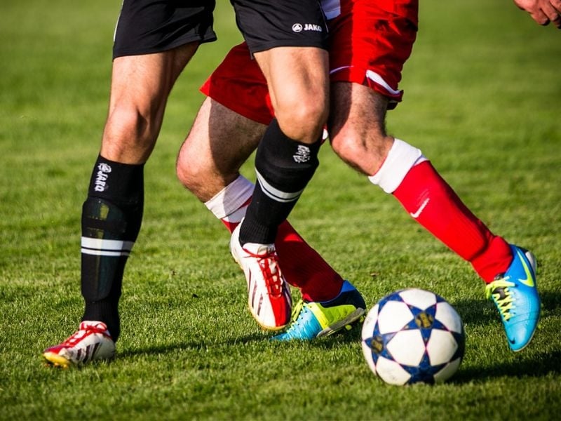Tại sao cầu thủ cần mang tất dài khi đá bóng? Lợi ích và sự cần thiết | Sport9 Việt Nam