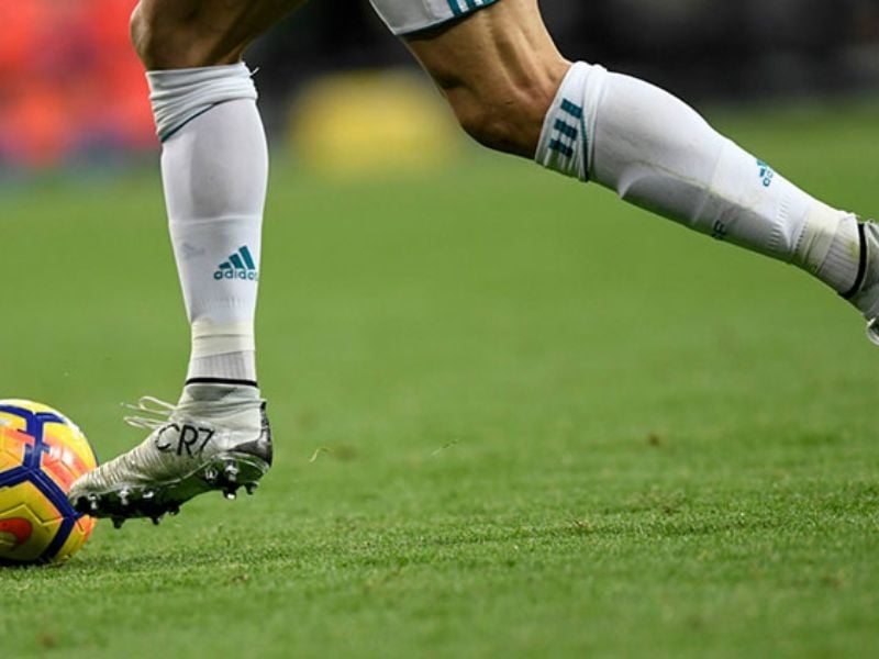 Tại sao cầu thủ cần mang tất dài khi đá bóng? Lợi ích và sự cần thiết | Sport9 Việt Nam