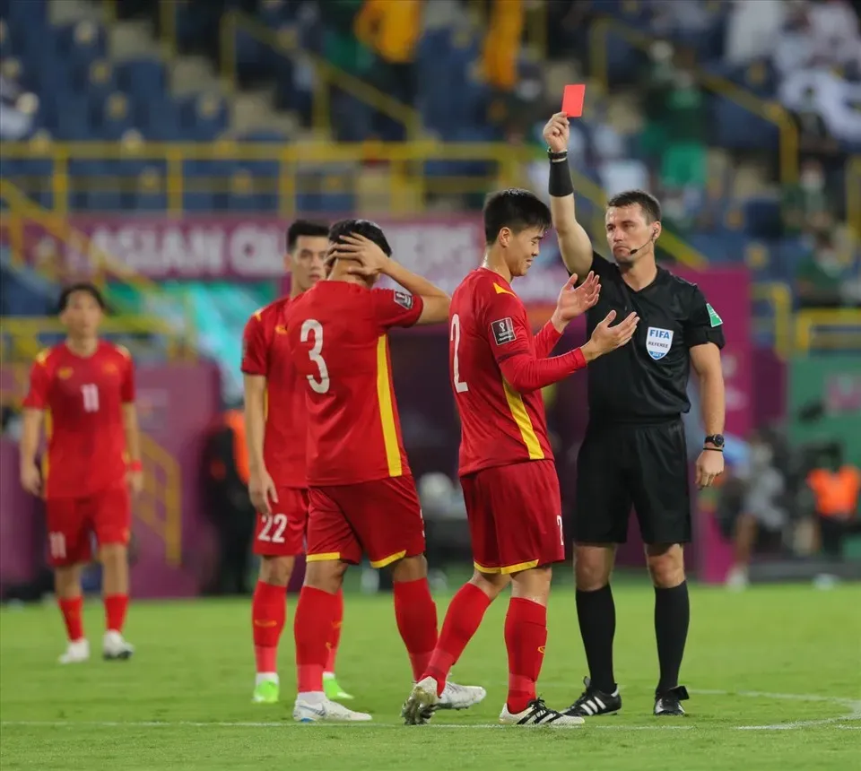 Thẻ đỏ trong bóng đá: Khi nào những quả phạt đền được đưa ra và tầm quan trọng của chúng
