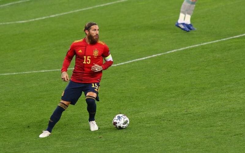 Trọng tài trong bóng đá là gì? 8 tiền vệ xuất sắc nhất