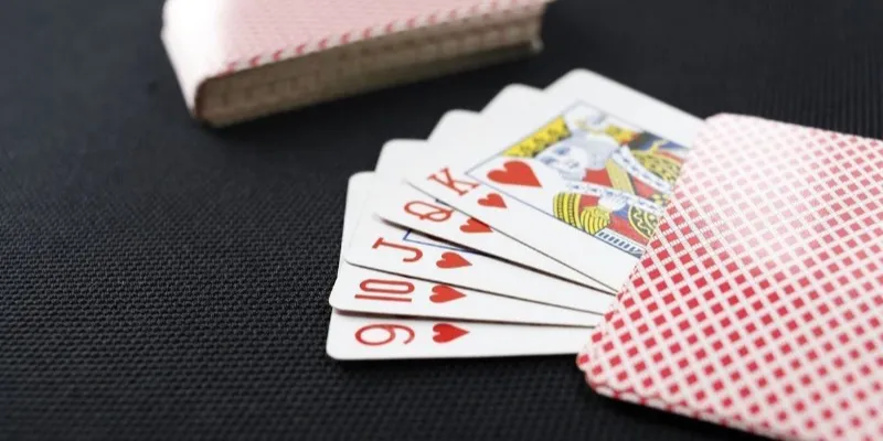 Phân tích các lá bài và chọn chiến lược phù hợp