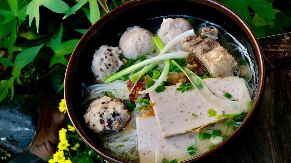 Bản đồ Bún mọc Rơm với nước sốt ngọt, được nấu từ xương.