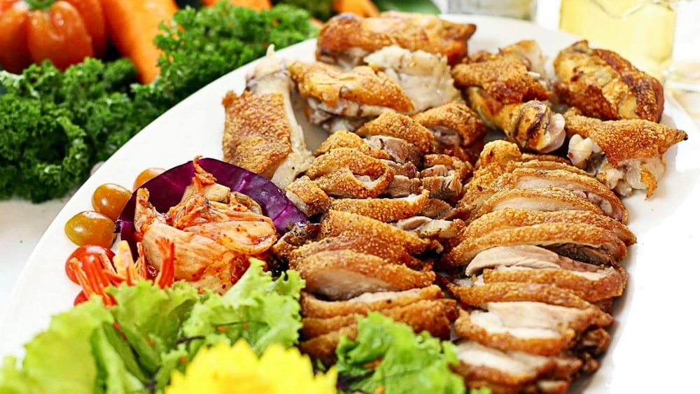 Ẩm thực Quê Nhà phục vụ các món ăn mang đậm hương vị truyền thống Việt Nam.