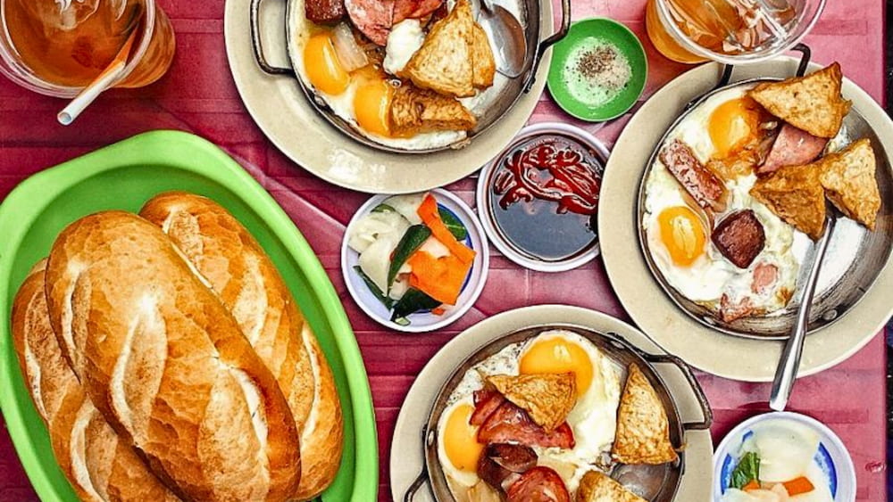 Bánh mì chảo ấm áp được làm từ nguyên liệu tươi ngon tại Nhà hàng Pan Bread.