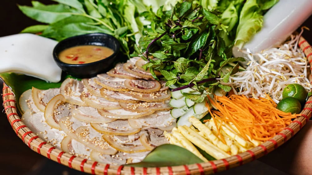 Thịt bò Quán Mộc được chế biến từ thịt bò Mộc Châu tươi, mềm, ngọt và bổ dưỡng.