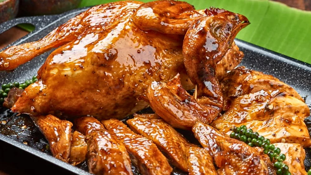 Lẩu gà sốt ớt 109 nổi tiếng với các món gà mềm, ngọt và đậm đà.