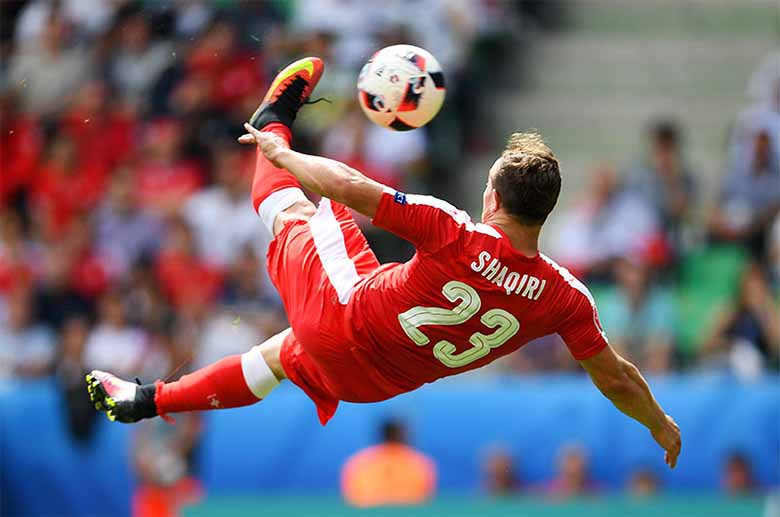 Vô lê là gì? Công nghệ tiên tiến trong bóng đá hiện đại