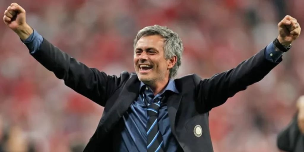 Jose Mourinho đã đạt được thành công đáng kinh ngạc khi sử dụng chiến thuật chặn bóng thấp Know Everything About Low Block Football Tactics