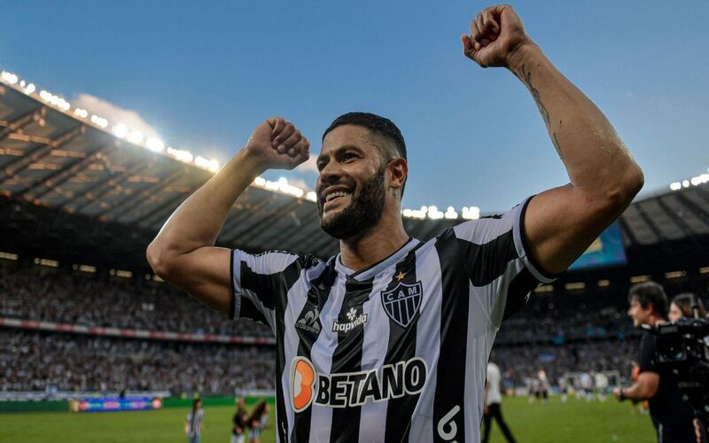 10 cầu thủ nặng nhất thế giới thách thức mọi hàng phòng ngự