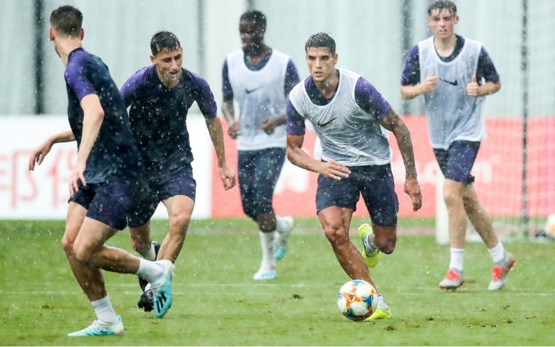 Trả lời: Một trận bóng đá kéo dài bao nhiêu phút? Có bao nhiêu hiệp?