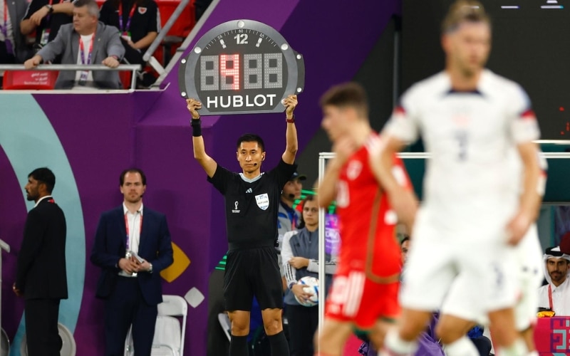 Trả lời: Một trận bóng đá kéo dài bao nhiêu phút? Có bao nhiêu hiệp?