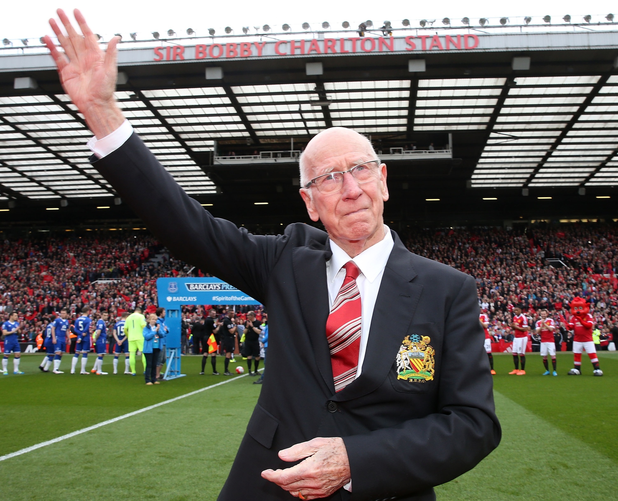 Huyền thoại bóng đá Anh và Manchester United, Sir Bobby Charlton đã qua đời ở tuổi 86.