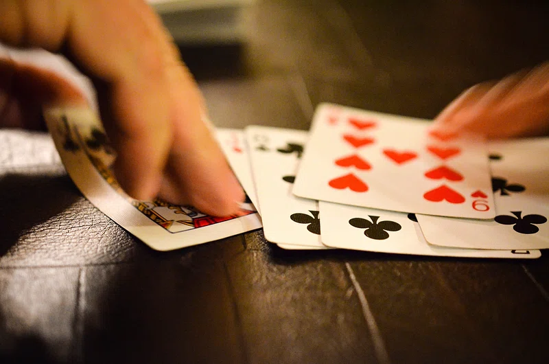 Luật chơi Poker 2025: Những điều cần biết | Khu nghỉ dưỡng & Sân golf Hoiana