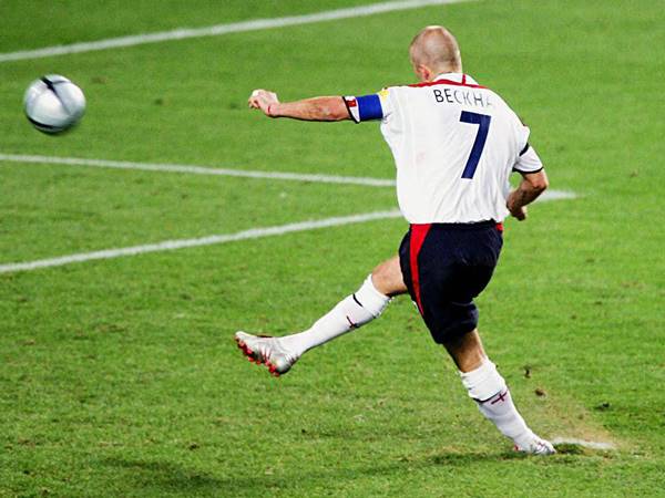 Sút bóng sống là gì? Hướng dẫn cách thực hiện kỹ thuật