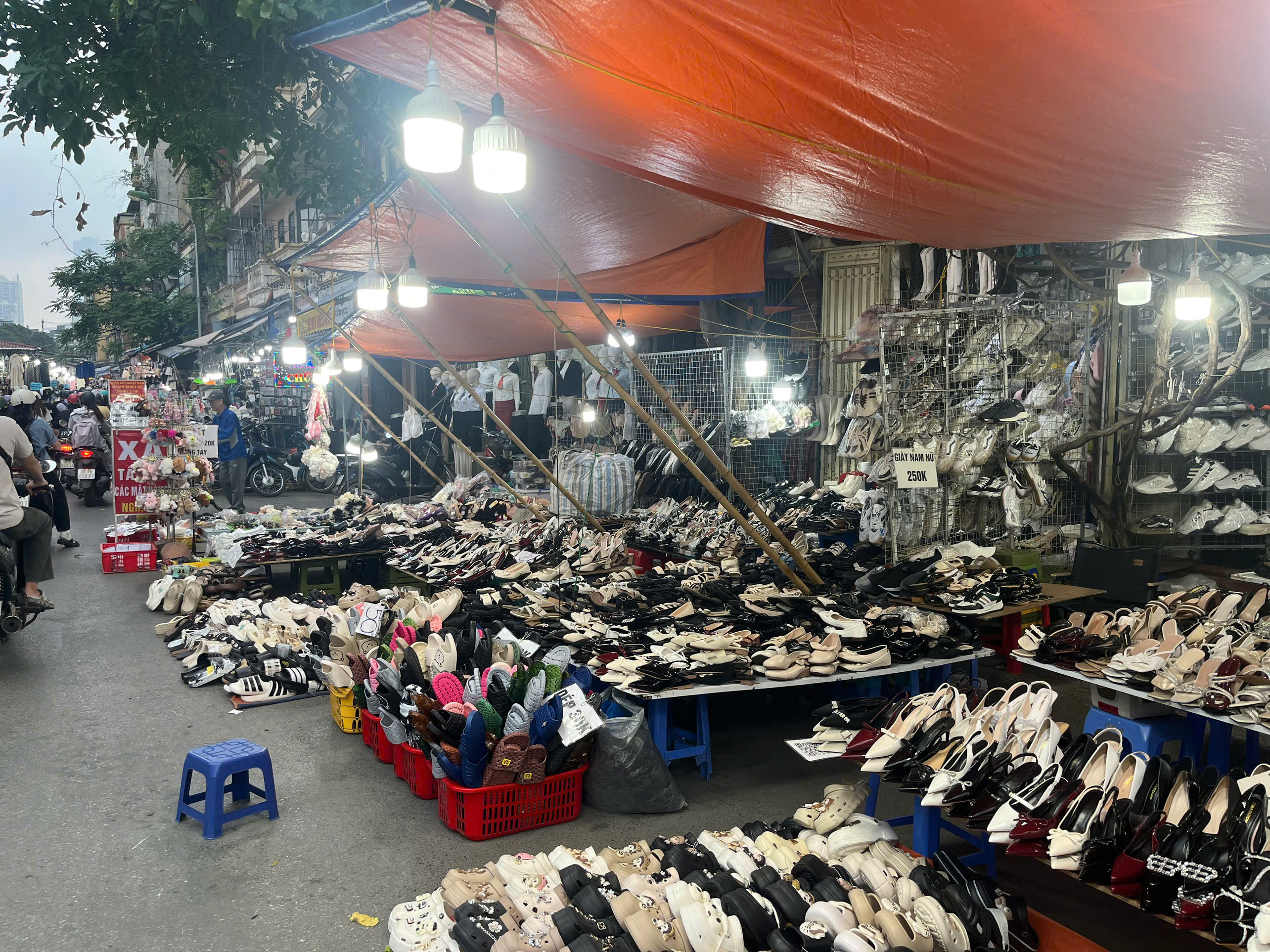 Đồng loạt kiểm tra 14 điểm kinh doanh hàng hóa giả mạo nhãn hiệu thế giới  tại Chợ Nhà Xanh, Hà Nội - Trang thông tin điện tử Cục Quản lý và