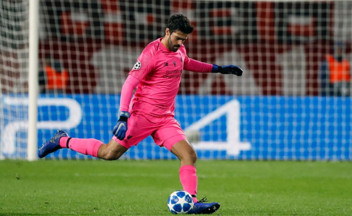 Luật phát bóng lên: Thủ môn có thể ghi bàn không?